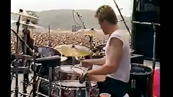 U2’s Electrifying 1983 Performance Unleashed