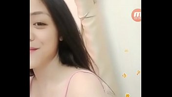 Hot Vietnamese Model’s Wardrobe Malfunction On Bigo Live