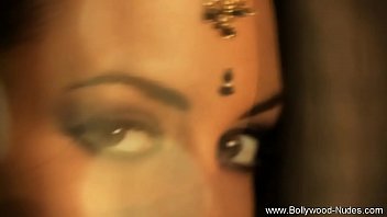 Seductive Indian Milf Exudes Sensual Allure