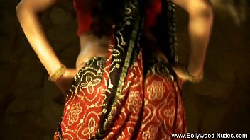 Sensual Moves Of A Dusky Indian Beauty