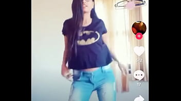 Desi Babe’s Seductive Moves: A Sizzling Dance Temptation
