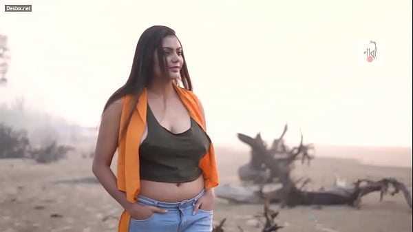 Sizzling Desi Babe’s Steamy Photoshoot Session