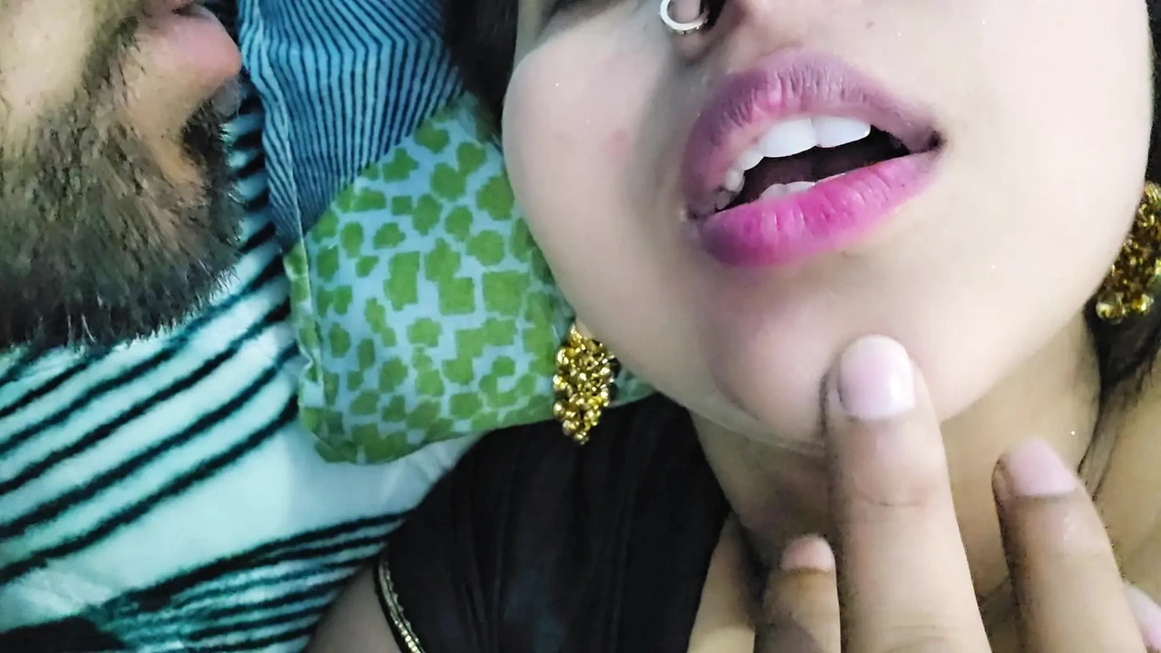 Bahut Din Baad Apne Hasbend Se Mili Me Pati Patni Ka Romence Kising