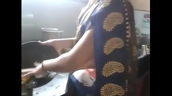 Sultry Desi Indian Kannada Aunty Flaunts Her Hot Navel And Hips