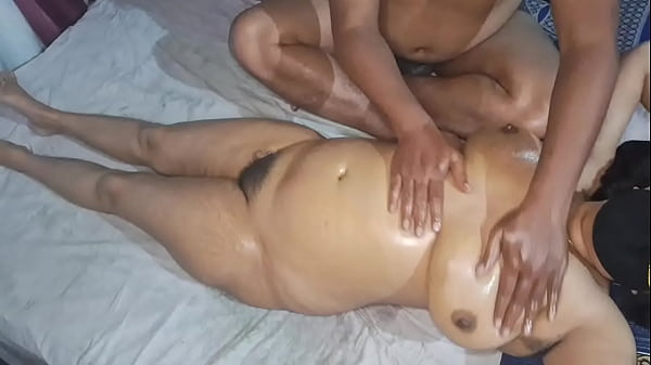 Sizzling Desi Bhabhi’s Full Nude Body Rub