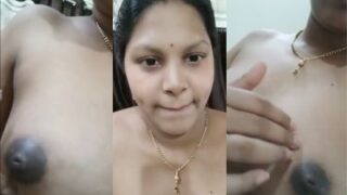 Desi Chennai Chick Squishes Her Bare Tits For The Camera