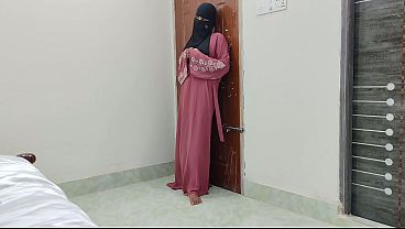 Shy Indian Hijabi Girlfriend Gets Pounded Hard For The First Time, Moaning Like A Slut.