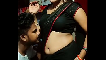 Desi Bhabhi’s Saree Navel Tease, Dripping With Lust